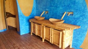 biocosntrucción de lavamanos de piedra y Bambú, manijas y grifos de bambú.