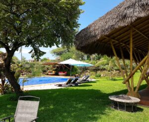 alberca ecológica templada, terraza de bambú, bioconstrucción.