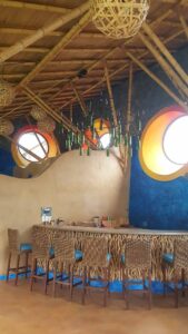 bioconstrucción en bambú, barra de bar de tierra con estucos de cal, lamparas y muebles de bambu.