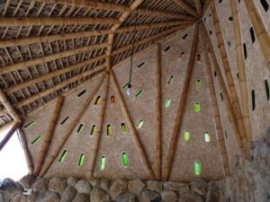 Construyendo con piedra, botellas, tierra y bambú.