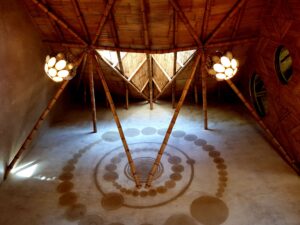 Construyendo con Tierra y Bambú. Acabados de tierra y esgrafiado.